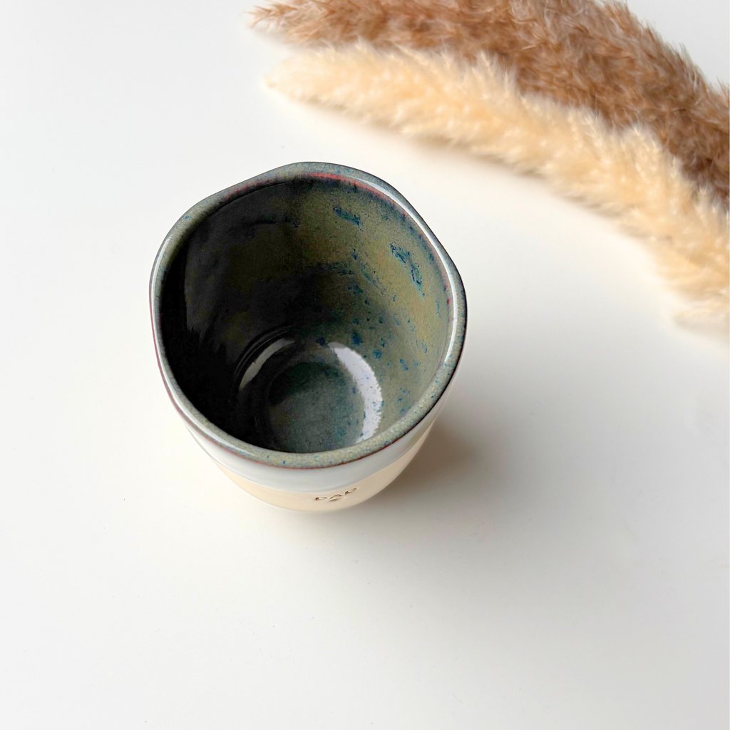 Aufsicht des Steingut-Bechers DAD in Midnight Blue – organisch geformte Tasse ohne Henkel, 100 % made in Europe