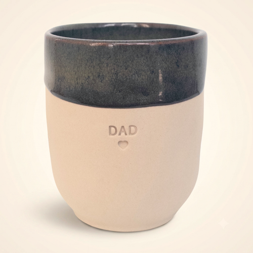 Steingut-Becher DAD in Midnight Blue mit dunkelblauer reaktiver Glasur und Gravur „DAD" mit Herz – Geschenk für Papa zum Geburtstag oder Vatertag
