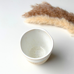 Steingut-Becher DAD in Speckled White von oben fotografiert – henkellose Tasse, 250 ml, blei- und cadmiumfrei