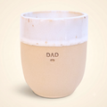 Handgefertigter Steingut-Becher DAD in Speckled White mit reaktiver Glasur und Gravur „DAD" mit Herz – persönliche Papa Tasse, handgefertigt in Portugal