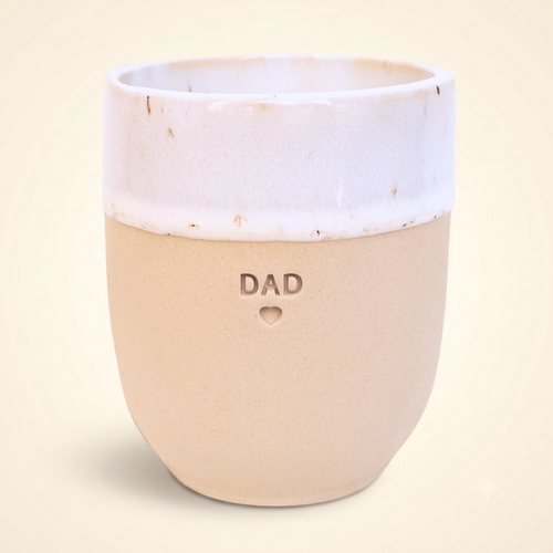 Handgefertigter Steingut-Becher DAD in Speckled White mit reaktiver Glasur und Gravur „DAD" mit Herz – persönliche Papa Tasse, handgefertigt in Portugal