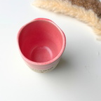 Aufsicht des Steingut-Bechers Erzieherin in Dawn Pink – organisch geformte Tasse, 100 % made in Europe