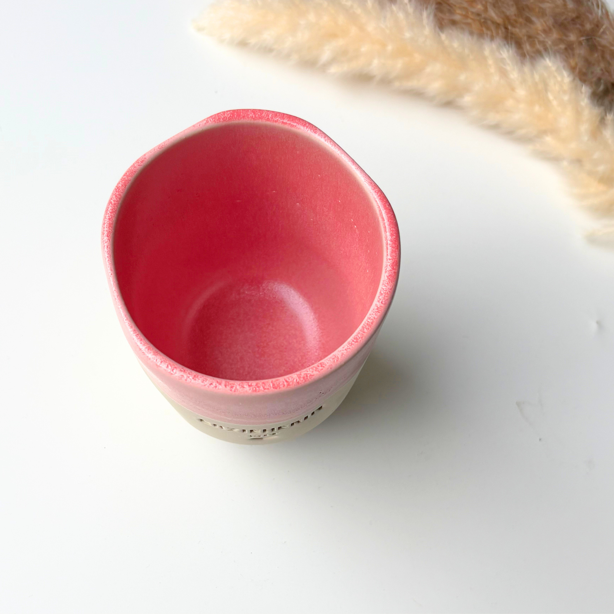 Aufsicht des Steingut-Bechers Erzieherin in Dawn Pink – organisch geformte Tasse, 100 % made in Europe