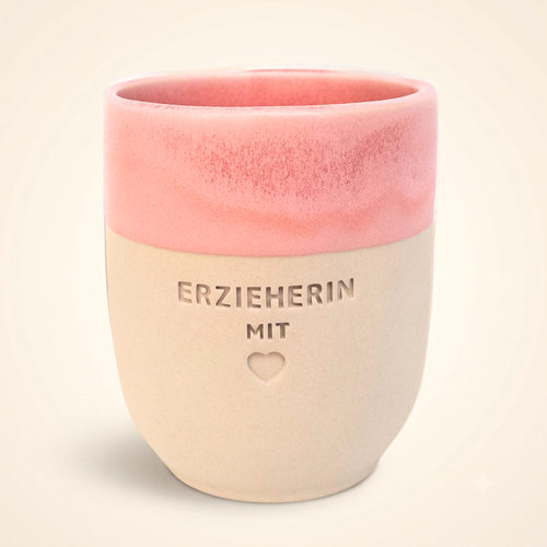 Steingut-Becher in Dawn Pink mit rosa reaktiver Glasur und Gravur „Erzieherin mit Herz" – Erzieherin Geschenk zum Abschied