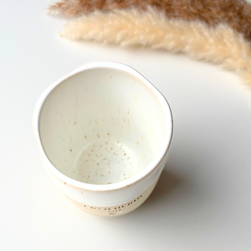 Steingut-Becher Erzieherin in Speckled White von oben – henkellose Tasse, 250 ml, blei- und cadmiumfrei