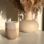 Steingut-Becher in Speckled White neben einer Vase mit Pampasgras – Gravur „Erzieherin mit Herz", Abschiedsgeschenk für die Erzieherin