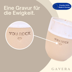 Nahaufnahme der Gravur „YOU ROCK" mit Herz im unglasierten Steingut – persönliches Abitur- und Dankeschön-Geschenk