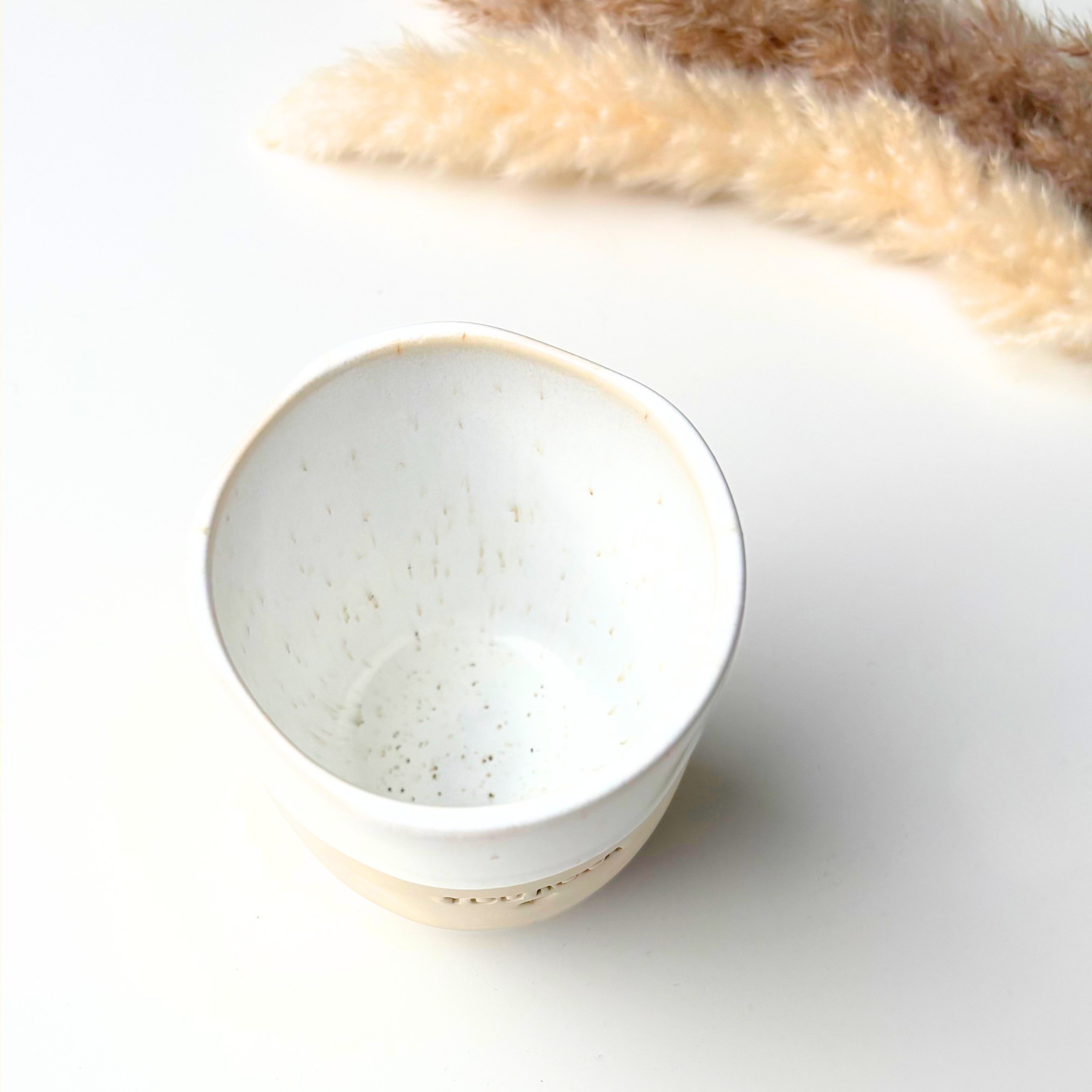 Steingut-Becher YOU ROCK in Speckled White von oben – henkellose Tasse, 250 ml, blei- und cadmiumfrei