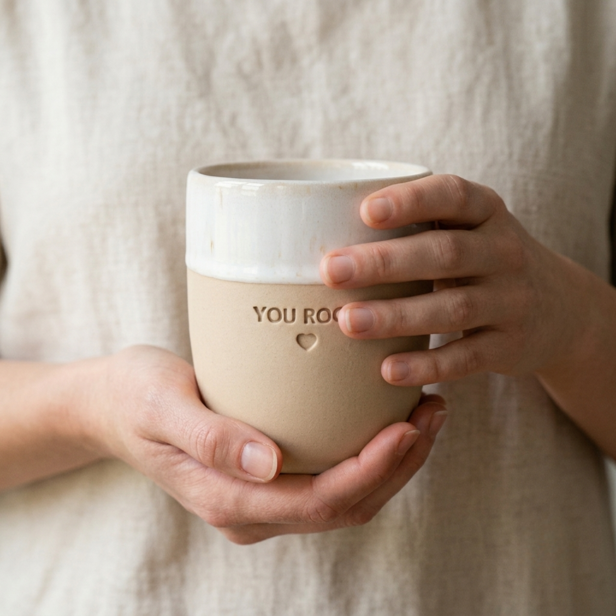 Steingut-Becher YOU ROCK in Speckled White neben einer Vase mit Pampasgras auf hellem Tisch – Gravur „YOU ROCK" mit Herz, persönliches Dankeschön-Geschenk