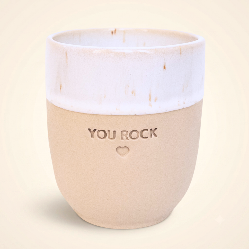 Handgefertigter Steingut-Becher in Speckled White mit Gravur „YOU ROCK" mit Herz – Dankeschön-Geschenk, handgefertigt in Portugal