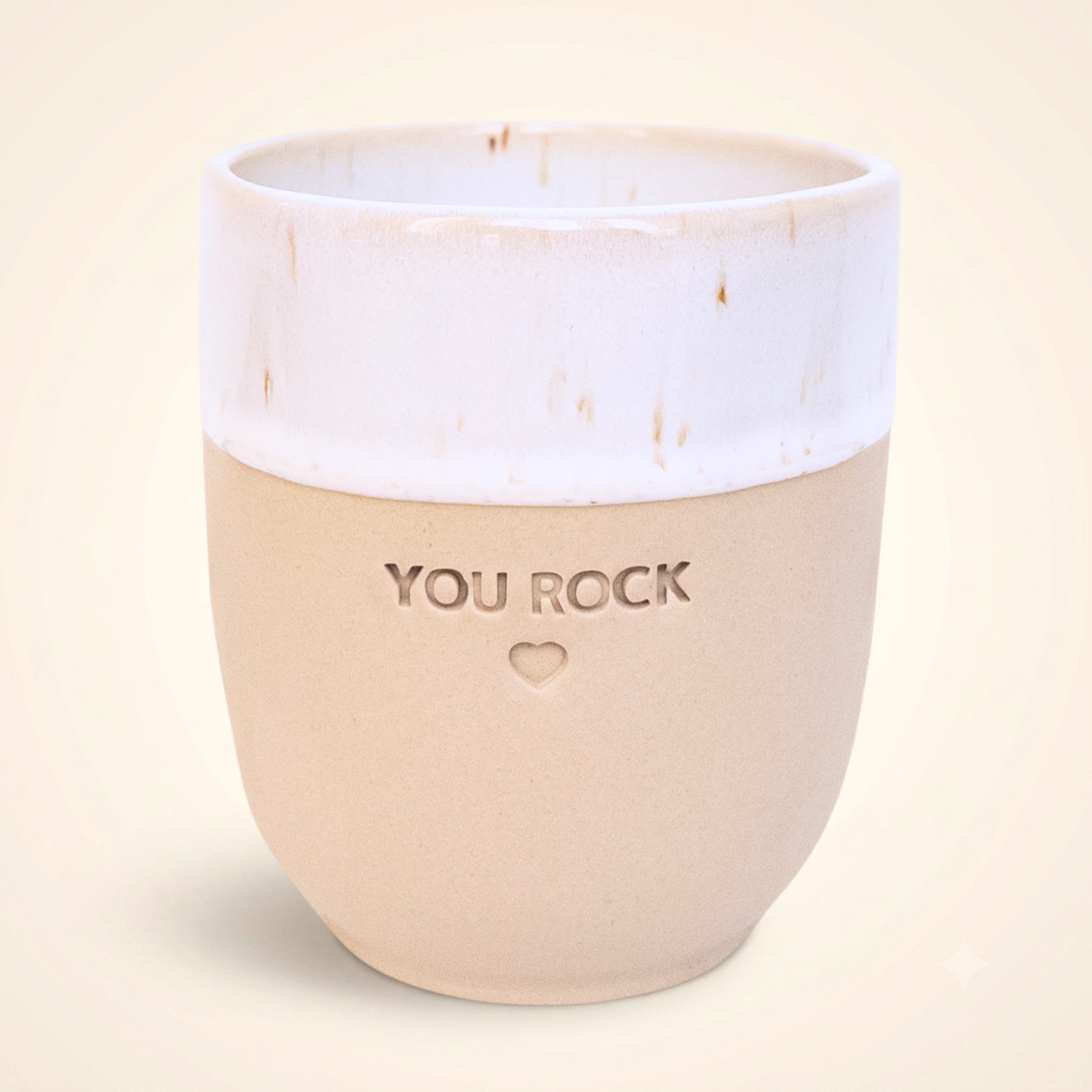 Handgefertigter Steingut-Becher in Speckled White mit Gravur „YOU ROCK" mit Herz – Dankeschön-Geschenk, handgefertigt in Portugal